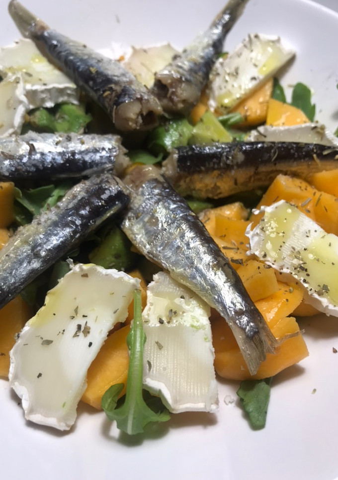 Una foto de Ensalada con sardinillas