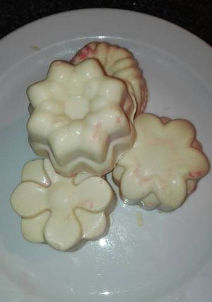 Foto principal de Bombones relleno de mousse de crema de queso con fresa