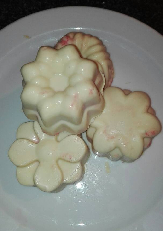 Una foto de Bombones relleno de mousse de crema de queso con fresa