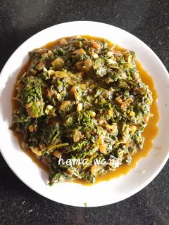 पालक,टोमॅटो लसुणी भाजी (Palak Bhaji Recipe In Marathi) रेसिपी चे मुख्य फोटो