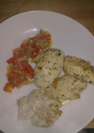 Una foto de Muslito a la provenzal con salteado de verduras