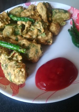 पालक पकोड़े (Palak pakode recipe in Hindi) रेसिपी मुख्य फोटो