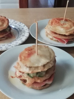 Una foto de Milhojas de berenjena con verduras queso fresco, jamón y miel