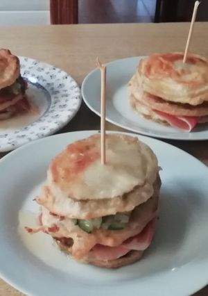 Una foto de Milhojas de berenjena con verduras queso fresco, jamón y miel