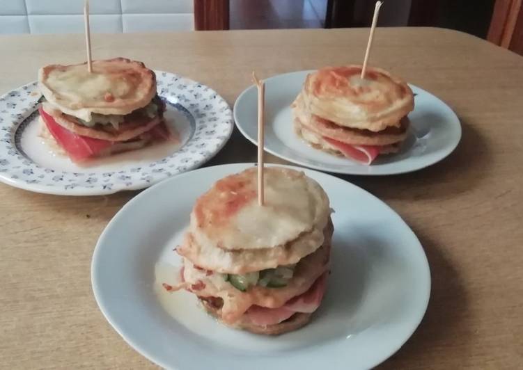 Milhojas de berenjena con verduras queso fresco, jamón y miel