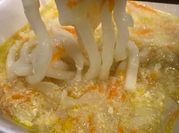 Una foto de fideos udon