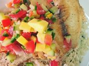 Una foto de tilapia con cilantro