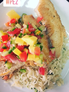 Una foto de Filete de Tilapia en cama de arroz al cilantro y pico de gallo+mango&pepino