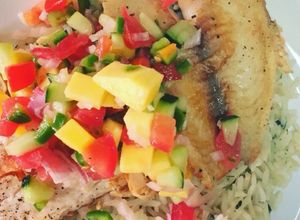 Una foto de Filete de Tilapia en cama de arroz al cilantro y pico de gallo+mango&pepino