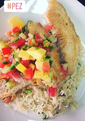 Una foto de Filete de Tilapia en cama de arroz al cilantro y pico de gallo+mango&pepino