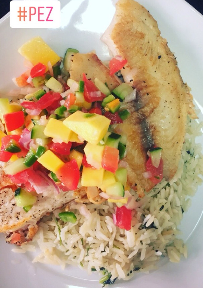 Una foto de Filete de Tilapia en cama de arroz al cilantro y pico de gallo+mango&pepino