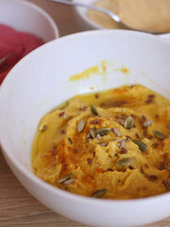 Una foto de Hummus de curry y coco