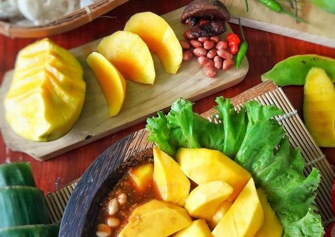 How to Make Delicious Rujak Coel Mangga