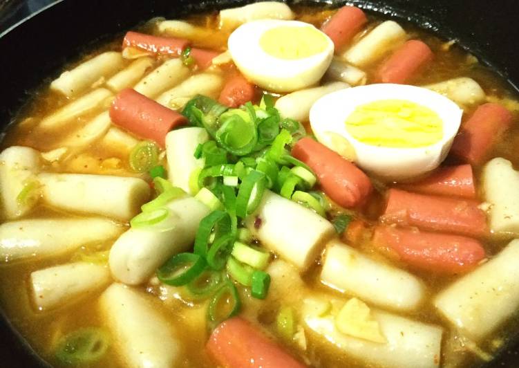 Tteobokki (rice cake dari tep beras + tapioka)