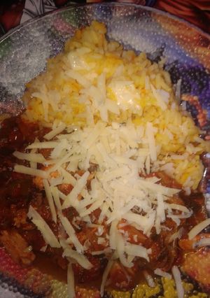 Una foto de Arroz amarillo con pollo y vegetales