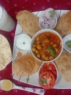 છોલે પૂરી(chole puri in Gujarati) રેસીપી મુખ્ય ફોટો