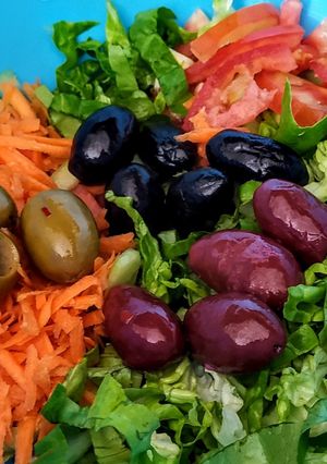 Una foto de ENSALADA🎉Variada de Noche🍾Vieja...!🥳