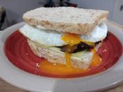 Una foto de posta negra sándwich