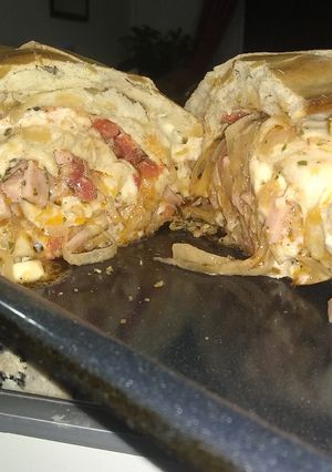 Una foto de Pan relleno de jamón y queso