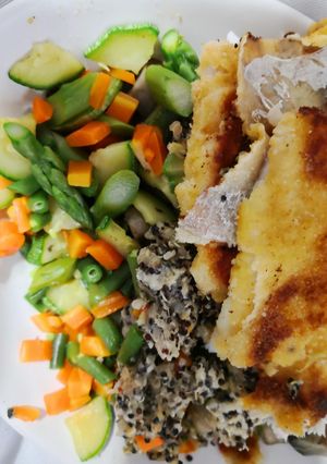 Una foto de Verduras al vapor y pescado al horno