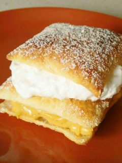 Una foto de Milhojas de crema pastelera y merengue