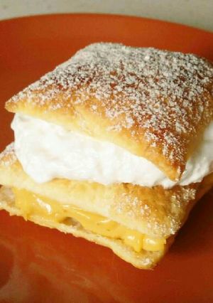 Foto principal de Milhojas de crema pastelera y merengue
