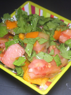 Una foto de Ensalada de tomate, pimiento, apio y ajo