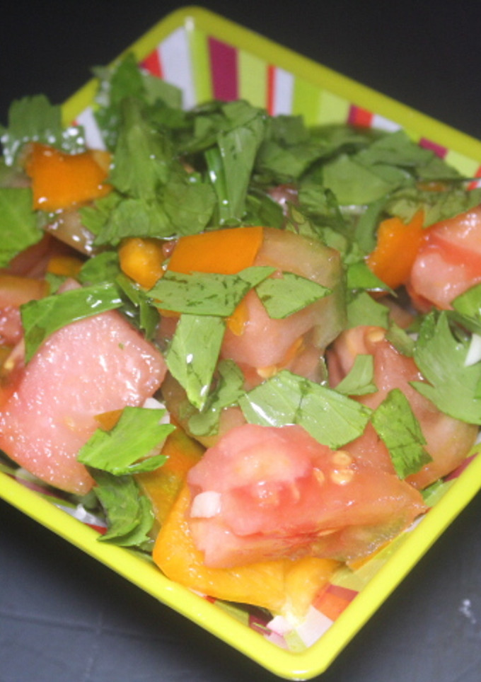Una foto de Ensalada de tomate, pimiento, apio y ajo