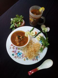 হট এন্ড সাওয়ার স্যুপ উইথ ক্রিস্পি নুডুলস(hot and sour soup with crispy noodles recipe in Bengali) রেসিপির প্রধান ছবি