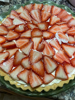 Una foto de Tarta de frutilla con crema chantilly y dulce de leche!! 🍓🤤