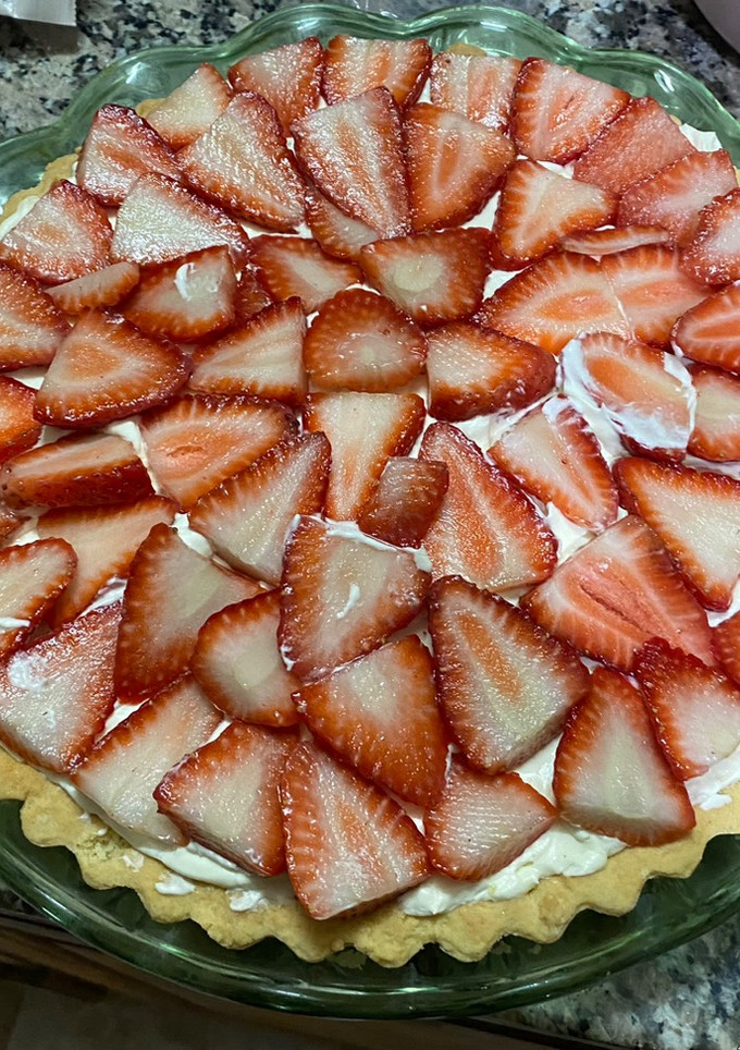 Una foto de Tarta de frutilla con crema chantilly y dulce de leche!! 🍓🤤