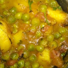 A picture of Aaloo matar curry.