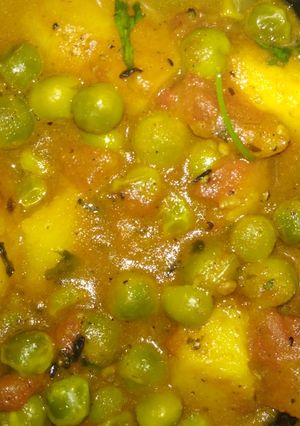 A picture of Aaloo matar curry.