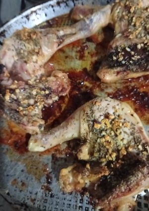 Una foto de Pollo al horno con ajo y 🍋 limón y orégano