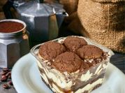 Una foto di liquore caffè e cioccolato