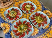 Une photo de sauce salade