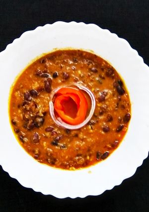 A picture of Resturant Style Rajma Curry.