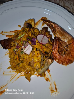 Una foto de Arroz con camagroc, secreto, alcachofas..