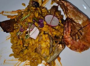 Una foto de Arroz con camagroc, secreto, alcachofas..