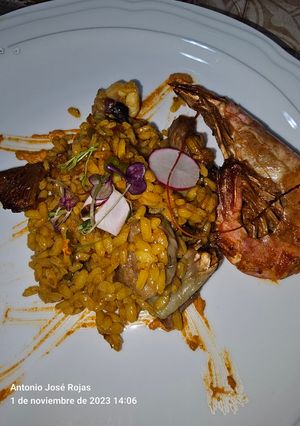 Una foto de Arroz con camagroc, secreto, alcachofas..