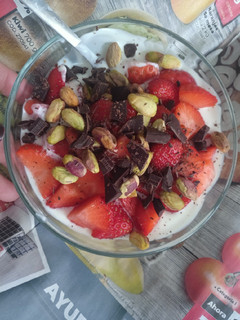 Una foto de Fresas, pistachos y chocolate...merienda rica y sana