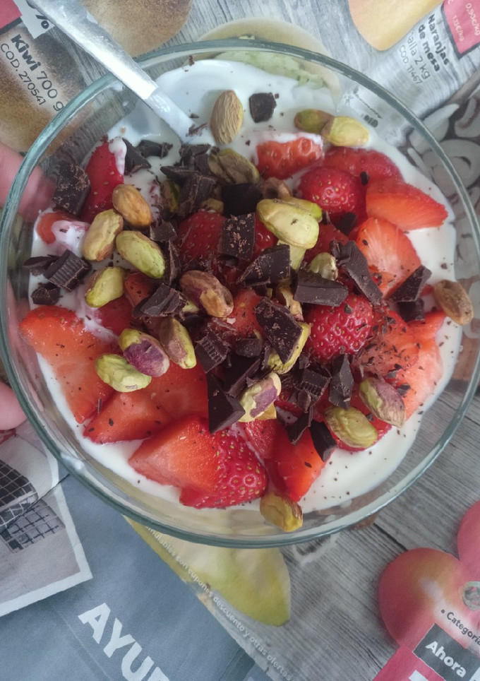 Una foto de Fresas, pistachos y chocolate...merienda rica y sana