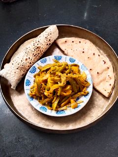 ટીંડોળા બટેકા નું શાક(Tindora Bateka Nu Shak Recipe In Gujarati) રેસીપી મુખ્ય ફોટો