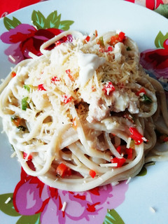 Una foto de Pasta con pollo bañada en crema