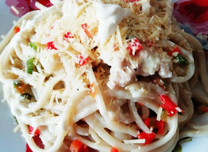 Una foto de Pasta con pollo bañada en crema