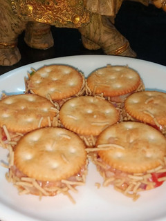 बिस्कुट बर्गर (Biscuit burgar recipe in Hindi) रेसिपी मुख्य फोटो
