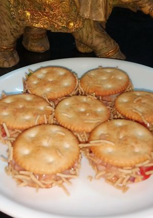 बिस्कुट बर्गर (Biscuit burgar recipe in Hindi) रेसिपी मुख्य फोटो