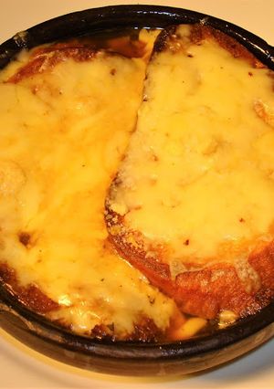 A picture of French Onion Soup.