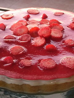 Φωτογραφία της συνταγής Cheesecake με φρέσκια σάλτσα φράουλας
