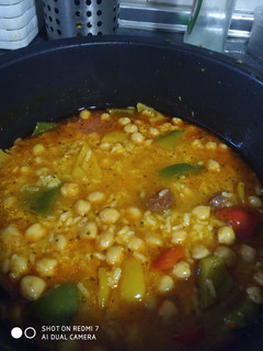 Una foto de Arroz con garbanzos con chorizo al jengibre😋